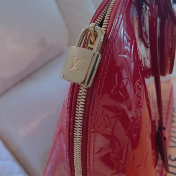 Louis Vuitton - Picture 7 of 11